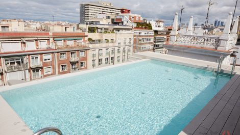 Flat with a rooftop pool